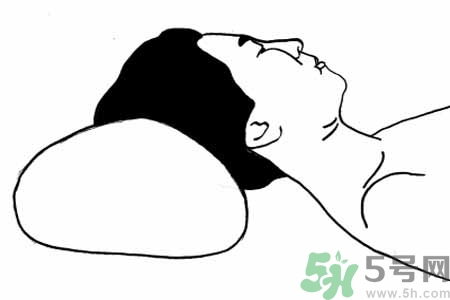 預(yù)防頸椎病的方法是什么？老年人如何預(yù)防頸椎?。?></p><h3>頸椎病患者的睡眠體位</h3><p>一個良好的睡眠體位，既要維持整個脊柱的生理曲度，又應(yīng)使患者感到舒適，方可達到使全身肌肉松弛，容易恢復(fù)疲勞的調(diào)整關(guān)節(jié)生理狀態(tài)的作用。根據(jù)這一良好體位的要求應(yīng)該使胸、腰部保持自然曲度，雙髖及雙膝呈屈曲狀，此時全身肌肉即可放松，這樣，最好采取側(cè)臥或仰臥，不可俯臥。</p>		</div>
<div align=