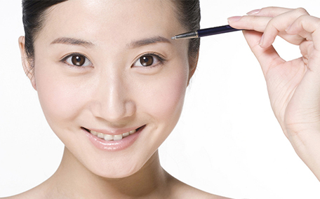 眼線筆要用卸妝水還是卸妝油 眼線筆用什么擦掉