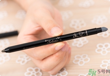 solone眼線筆怎么削？怎么推出來？