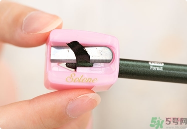 solone眼線筆怎么削？怎么推出來？