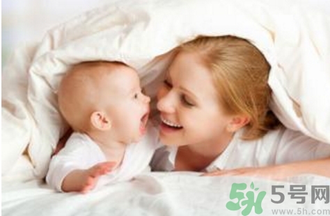 寶寶眨眼睛頻繁是怎么回事？頻繁眨眼睛是什么?。?></p><h4>缺乏營養(yǎng)素所致</h4><p>如果喂養(yǎng)不當(dāng)，或長期偏食、挑食時，可能會導(dǎo)致體內(nèi)某些營養(yǎng)素缺乏，特別是當(dāng)維生素和微量元素缺乏時，可引起神經(jīng)肌肉的應(yīng)急性增高而導(dǎo)致神經(jīng)功能的紊亂，進(jìn)而出現(xiàn)頻繁眨眼癥狀。</p><h4>眼內(nèi)異物</h4><p>如果有微小的異物進(jìn)入孩子的眼睛，并且留存在結(jié)膜表面，也會造成眼睛不適，使孩子頻繁眨眼睛。應(yīng)及時將異物取出，否者可能會引發(fā)角膜炎或結(jié)膜炎等眼病，建議家長帶孩子到醫(yī)院請醫(yī)生取出異物，以免意外傷眼。</p><h4>多動癥所致</h4><p>寶寶頻繁眨眼，家長要警惕是多動癥引起。多動癥是指孩子身體某部位突然的、不自主的收縮運(yùn)動，如眨眼、皺額、歪嘴、聳肩等，注意力不集中和多動行為改變。其發(fā)病原因目前尚不清楚，可能與精神因素，如精神緊張、情緒不穩(wěn)定等有關(guān)。</p><h4>非感染性因素</h4><p>非感染性因素是導(dǎo)致頻發(fā)眨眼睛的常見因素，如空氣污染、照明不足、風(fēng)沙、強(qiáng)光、長時間看屏幕、睡眠不足等都可以引起頻繁眨眼睛。</p><p style=