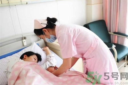 怎樣預(yù)防月子病？如何預(yù)防產(chǎn)后月子?。?></p><h3>哪些病屬于月子病</h3><p>所謂“月子病”是一種民間說法，是指在產(chǎn)婦“坐月子”這一階段中由于產(chǎn)后虛弱，又感于風(fēng)寒或者受到情緒影響等引發(fā)的一些病癥。女性產(chǎn)后，身體由于失血，同時(shí)體內(nèi)激素水平改變等原因，較之平素更易得一些疾病，如抑郁、失眠、關(guān)節(jié)疾痛等，</p><p>大約而言，凡是“坐月子”期間（產(chǎn)后一個(gè)月內(nèi)，包括小產(chǎn)）得的一些病癥，還有就是在這一期間由于飲食調(diào)攝不當(dāng)而引起一些亞健康狀態(tài)，如腰背酸痛、情緒不佳、乏力、睡眠不好等，都屬于“月子病”的范疇。有些“月子病”經(jīng)過一段時(shí)間的調(diào)養(yǎng)，可以慢慢復(fù)元，有些病程較長，癥狀較為嚴(yán)重的，則需要?？漆t(yī)生治療。</p><p style=