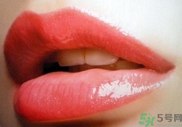 嘴唇發(fā)白是什么原因？嘴唇發(fā)白怎么調(diào)理女人