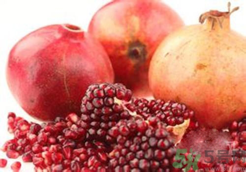 吃石榴手變黑是怎么回事？吃石榴手變黑怎么洗掉？