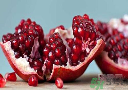 吃石榴手變黑是怎么回事？吃石榴手變黑怎么洗掉？