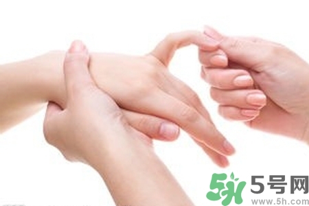 手干裂怎么回事？手干裂怎么治療？