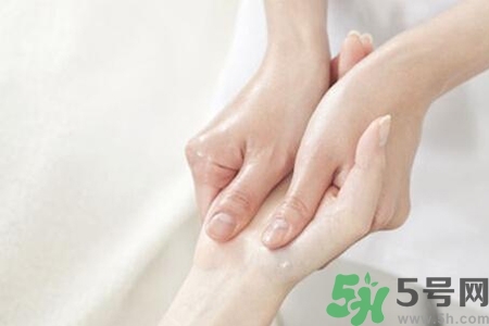 手干裂可以吃維生素嗎？手干裂吃什么樣的維生素？