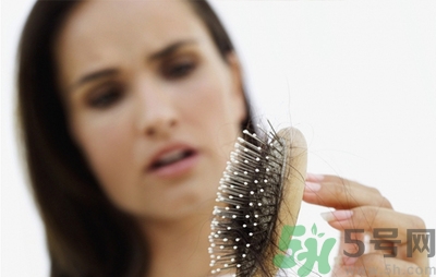 女人掉頭發(fā)很厲害是什么原因？女人掉頭發(fā)厲害吃什么東西好