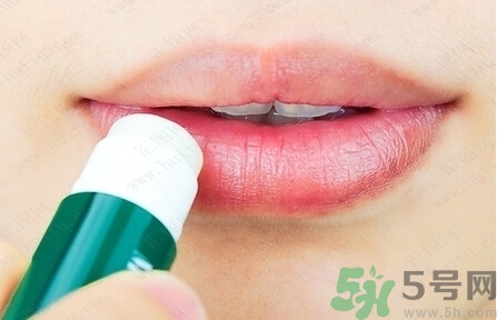 嘴唇發(fā)白是什么原因？嘴唇發(fā)白怎么調(diào)理女人