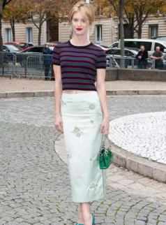 秋天穿裙子腿上穿什么？秋季穿裙子怎么搭配？