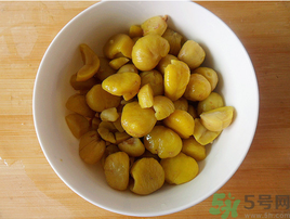 熟板栗怎么去皮最快？煮熟板栗怎么去皮？