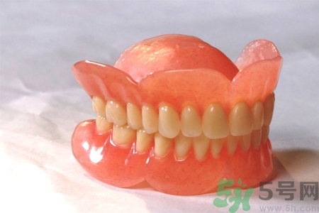 假牙會導致口腔疾病嗎？如何正確清潔假牙？