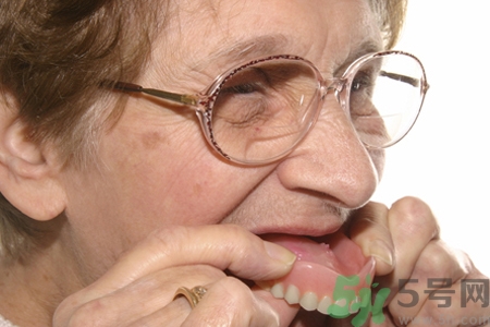 假牙會導致口腔疾病嗎？如何正確清潔假牙？