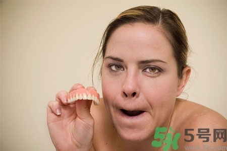 假牙可以用牙刷嗎？假牙用什么牙刷好？