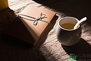 來月經(jīng)可以喝蜂蜜水嗎?月經(jīng)期間喝蜂蜜水好嗎? 來月經(jīng)可以喝蜂蜜水嗎?月經(jīng)期間喝蜂蜜水好嗎?