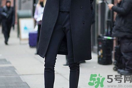 緊身褲配什么衣服和鞋子好看？