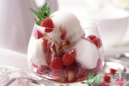 吃冰可以治療感冒嗎？喉嚨痛可以吃冰淇淋嗎？