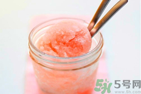 吃冰可以治療感冒嗎？喉嚨痛可以吃冰淇淋嗎？