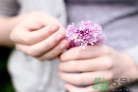 手部如何護(hù)理？秋季怎樣預(yù)防皮膚干燥？