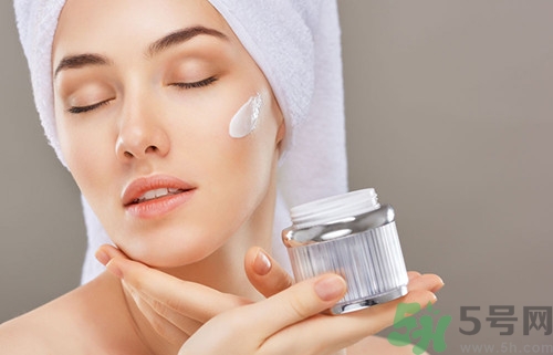 晚上要不要擦護(hù)膚品？晚上不擦護(hù)膚品好嗎？