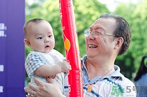 嬰兒怎么抱？嬰兒怎么抱著喂奶？