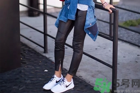 緊身褲配什么衣服和鞋子好看？
