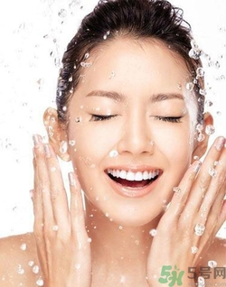 晚上要不要擦護(hù)膚品？晚上不擦護(hù)膚品好嗎？