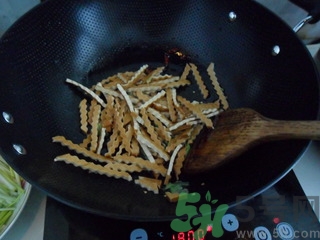 韭黃是怎么長出來的？韭黃是怎么種出來的？