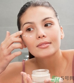 晚上要不要擦護(hù)膚品？晚上不擦護(hù)膚品好嗎？