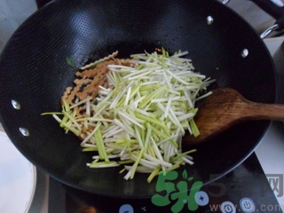 韭黃是怎么長出來的？韭黃是怎么種出來的？