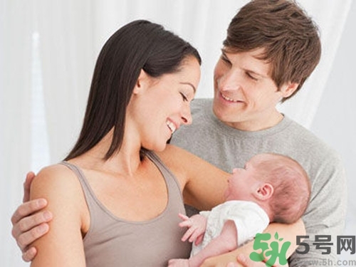 嬰兒怎么抱？嬰兒怎么抱著喂奶？