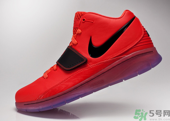 耐克鞋子尺碼偏大嗎？耐克的鞋碼偏大還是偏?。?></p><h3>耐克鞋子怎么看尺碼</h3><p>耐克運(yùn)動鞋的尺碼分四種：英國(uk)、美國(us)、歐洲(eur)和毫米數(shù)(MM),我們中國一般用歐洲碼。?</p><h5>女鞋 腳長(cm) 22.5 23 23.5 24 24.5 25 25.5 26</h5><h5>美 國 5 5.5 6 6.5 7 7.5 8 8.5</h5><h5>英 國 4 4.5 5 5.5 6 6.5 7 7.5</h5><h5>歐 洲 35 36 37 38 39 40 41 42</h5><h5>男鞋 腳長(cm) 24.5 25 25.5 26 26.5 27 27.5 28</h5><h5>美 國 7 7.5 8 8.5 9 9.5 10 10.5</h5><h5>英 國 6 6.5 7 7.5 8 8.5 9 9.5</h5><h5>歐 洲 39 40 41 42 43 44 45 46</h5><p><span style=