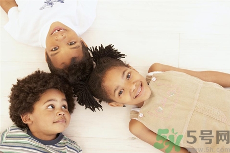 小孩皮膚黑怎么回事？小孩皮膚黑怎么變白？