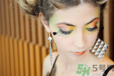 女生打幾個(gè)耳洞好看？什么年齡打耳洞最好？