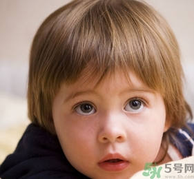 小孩皮膚黃是什么原因？小孩皮膚黃怎么辦？