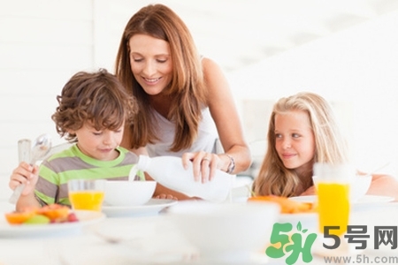 小孩半夜哭鬧怎么回事？小孩半夜哭鬧怎么辦？