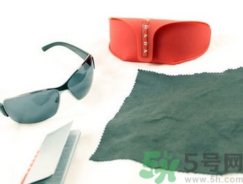 普拉達(dá)太陽鏡真假怎么辨別?prada太陽鏡真假鑒別圖 普拉達(dá)太陽鏡真假怎么辨別?prada太陽鏡真假鑒別圖