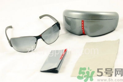 普拉達(dá)太陽鏡真假怎么辨別?prada太陽鏡真假鑒別圖 普拉達(dá)太陽鏡真假怎么辨別?prada太陽鏡真假鑒別圖