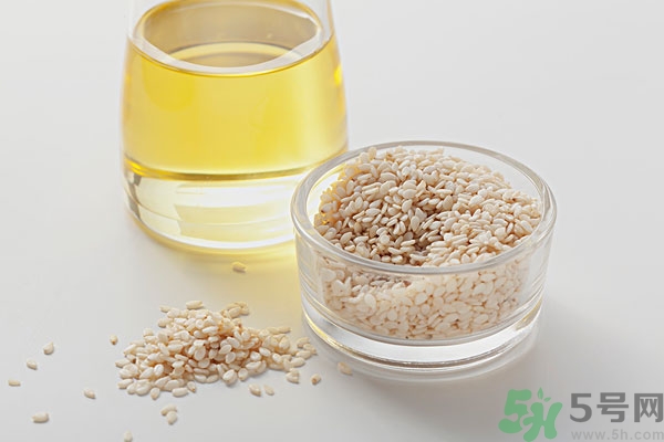 芝麻油的營養(yǎng)價值 芝麻油的功效與作用 芝麻油的營養(yǎng)價值 芝麻油的功效與作用