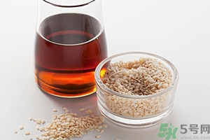 芝麻油的營養(yǎng)價值 芝麻油的功效與作用 芝麻油的營養(yǎng)價值 芝麻油的功效與作用