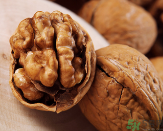紙皮核桃和普通核桃哪個好？紙皮核桃和普通的核桃有什么區(qū)別？