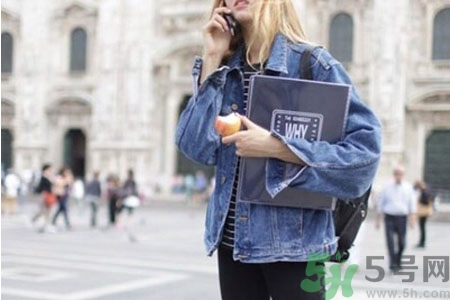 10月可以穿牛仔外套嗎？牛仔外套怎么穿最好看？