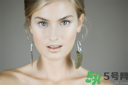 在耳骨上打耳洞疼嗎？耳骨上打耳洞是什么感覺？