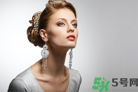 在耳骨上打耳洞疼嗎？耳骨上打耳洞是什么感覺？