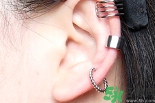 在耳骨上打耳洞疼嗎？耳骨上打耳洞是什么感覺？