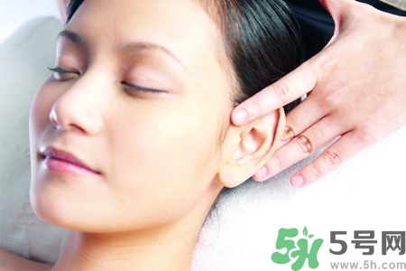 在耳骨上打耳洞疼嗎？耳骨上打耳洞是什么感覺？