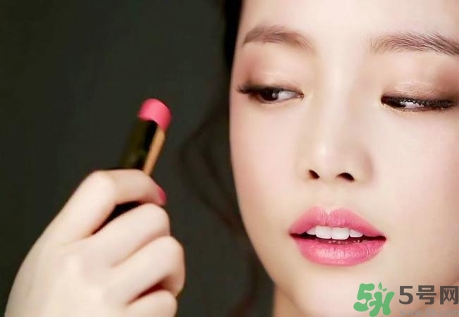 口紅怎么選適合自己的？口紅怎么涂好看？