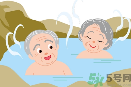 老人能泡溫泉嗎？老年人應(yīng)怎樣泡溫泉？