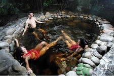 老人能泡溫泉嗎？老年人應(yīng)怎樣泡溫泉？