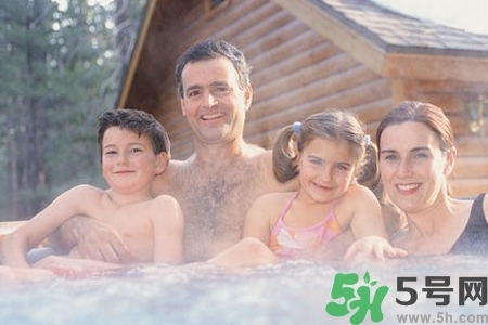 寶寶能泡溫泉嗎？哪些寶寶不適合泡溫泉？